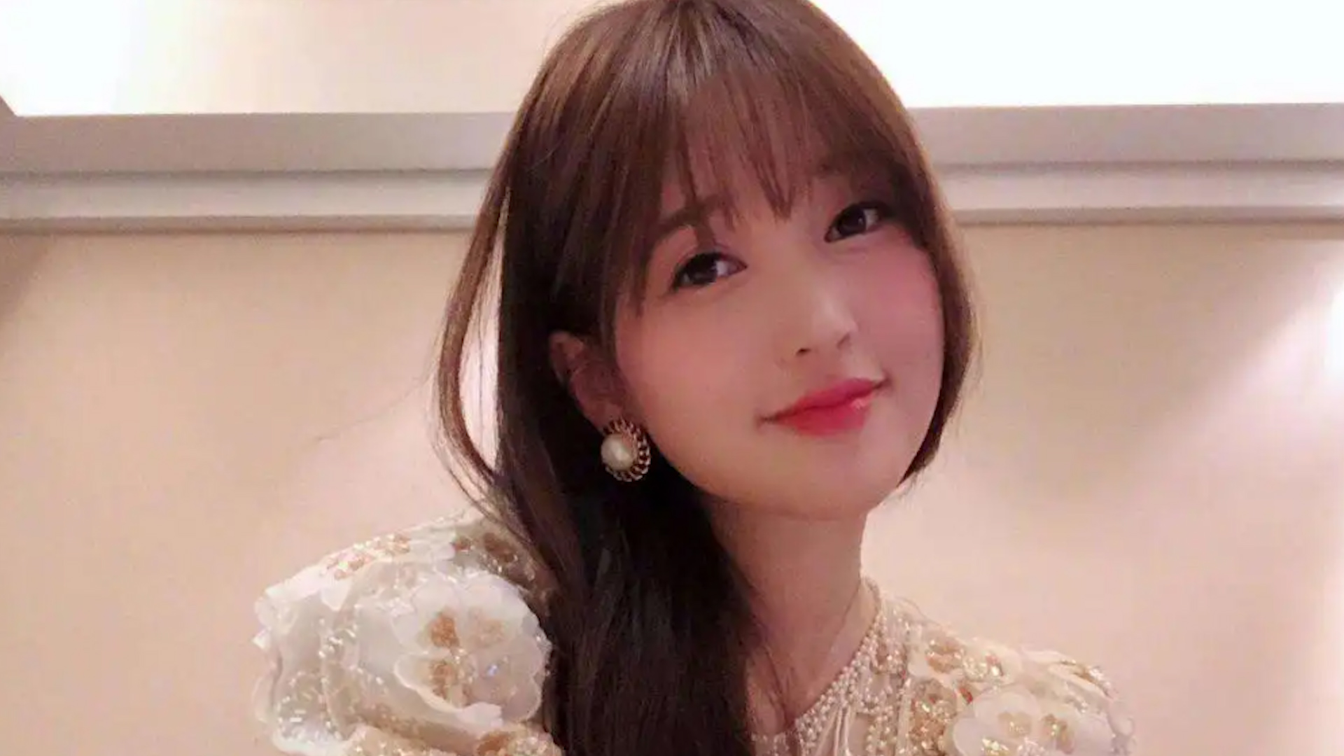 艺人金莎在杭州确诊新冠被转运至医院救护车上晒照报平安