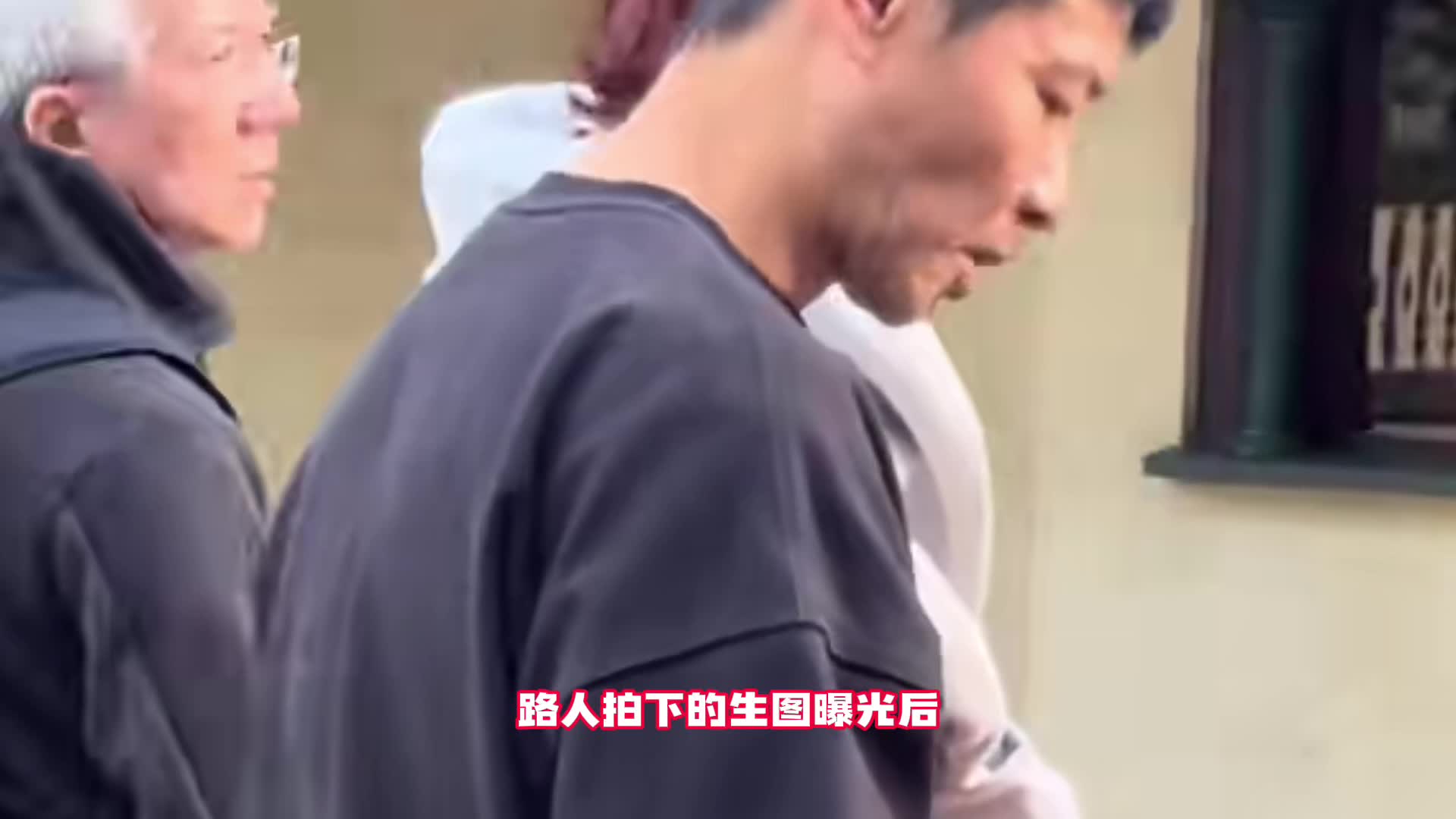 52岁张晋与蔡少芬迪士尼游玩，满头白发身形消瘦，与上月判若两人