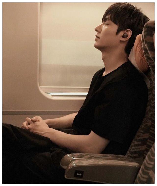 李敏镐晒照白t恤简单带范,头戴小花卖萌,成韩国粉丝数最多演员