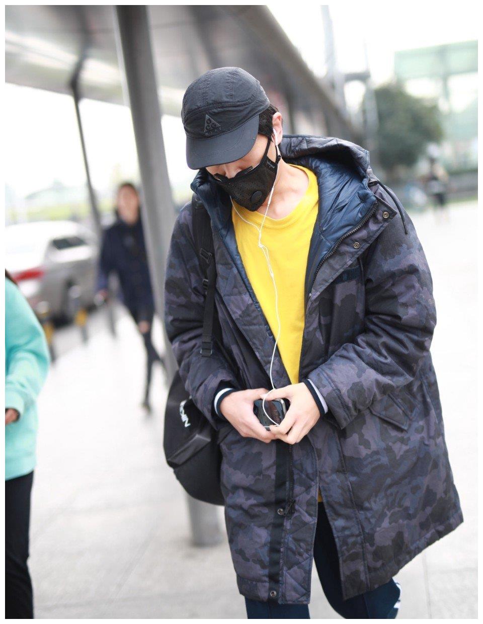 陈晓穿羽绒服走机场,全程低头走路不看镜头很低调