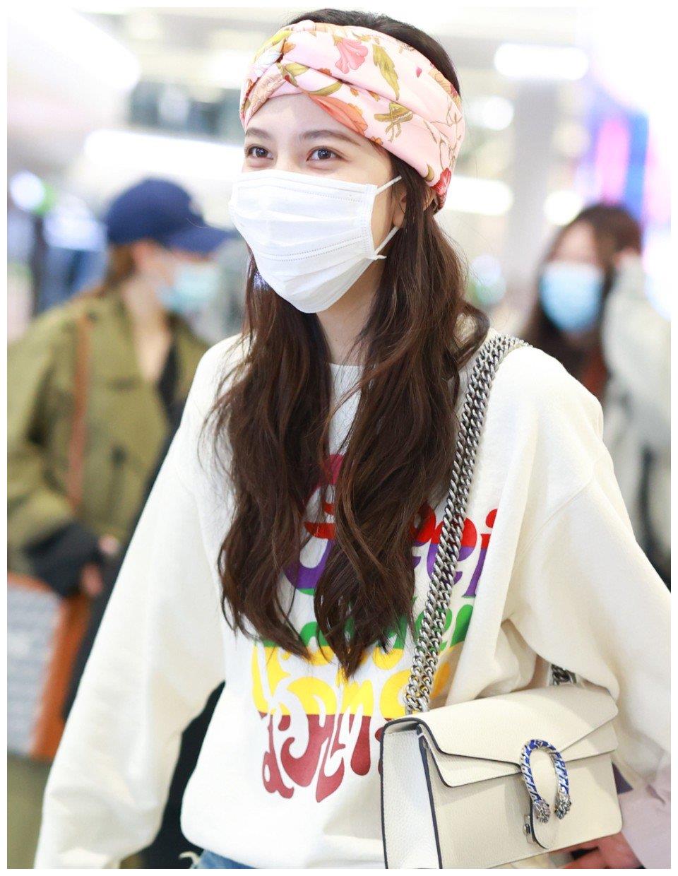 宋妍霏穿印花卫衣加蓝色牛仔裤头戴丝巾甜美可爱