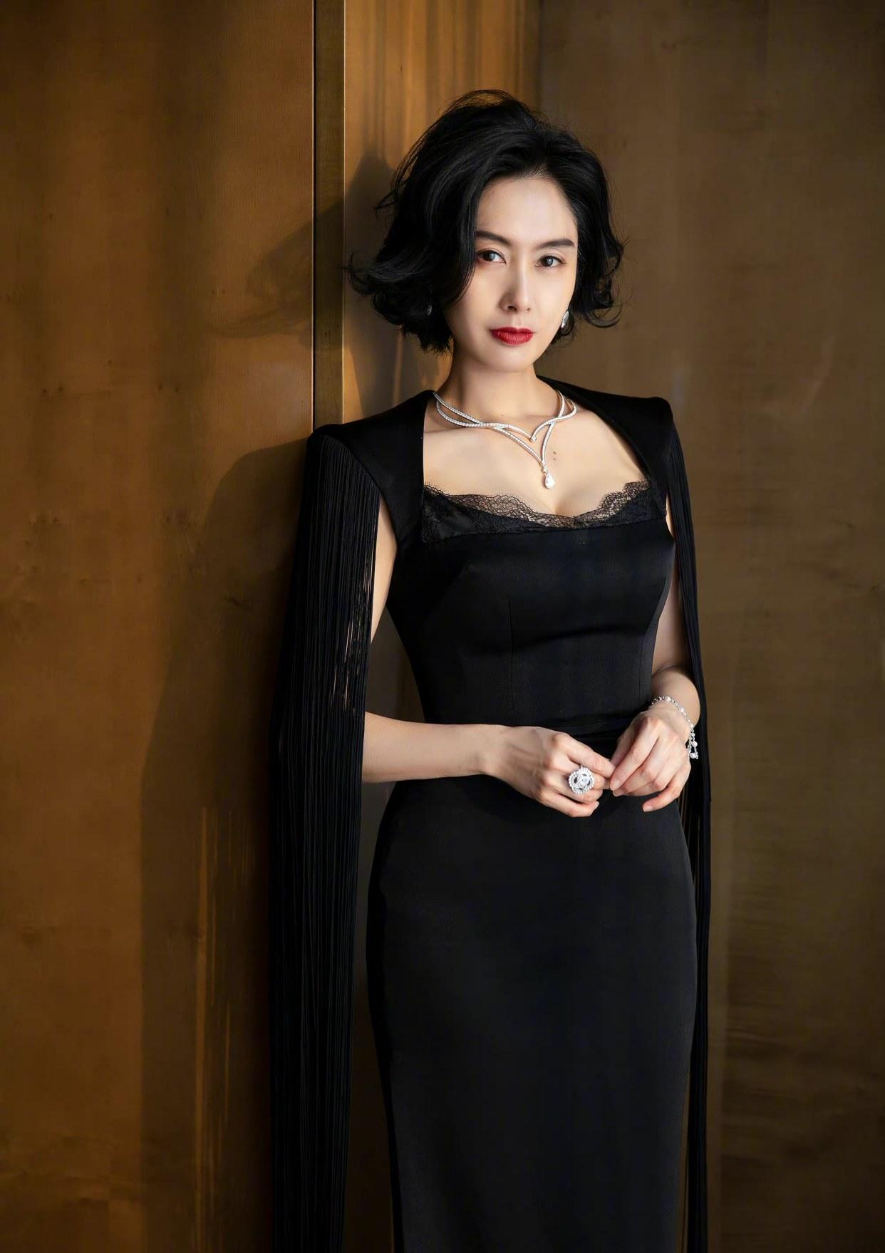 49岁朱茵仍旧那么美黑色流苏长裙配红唇展现曼妙身材