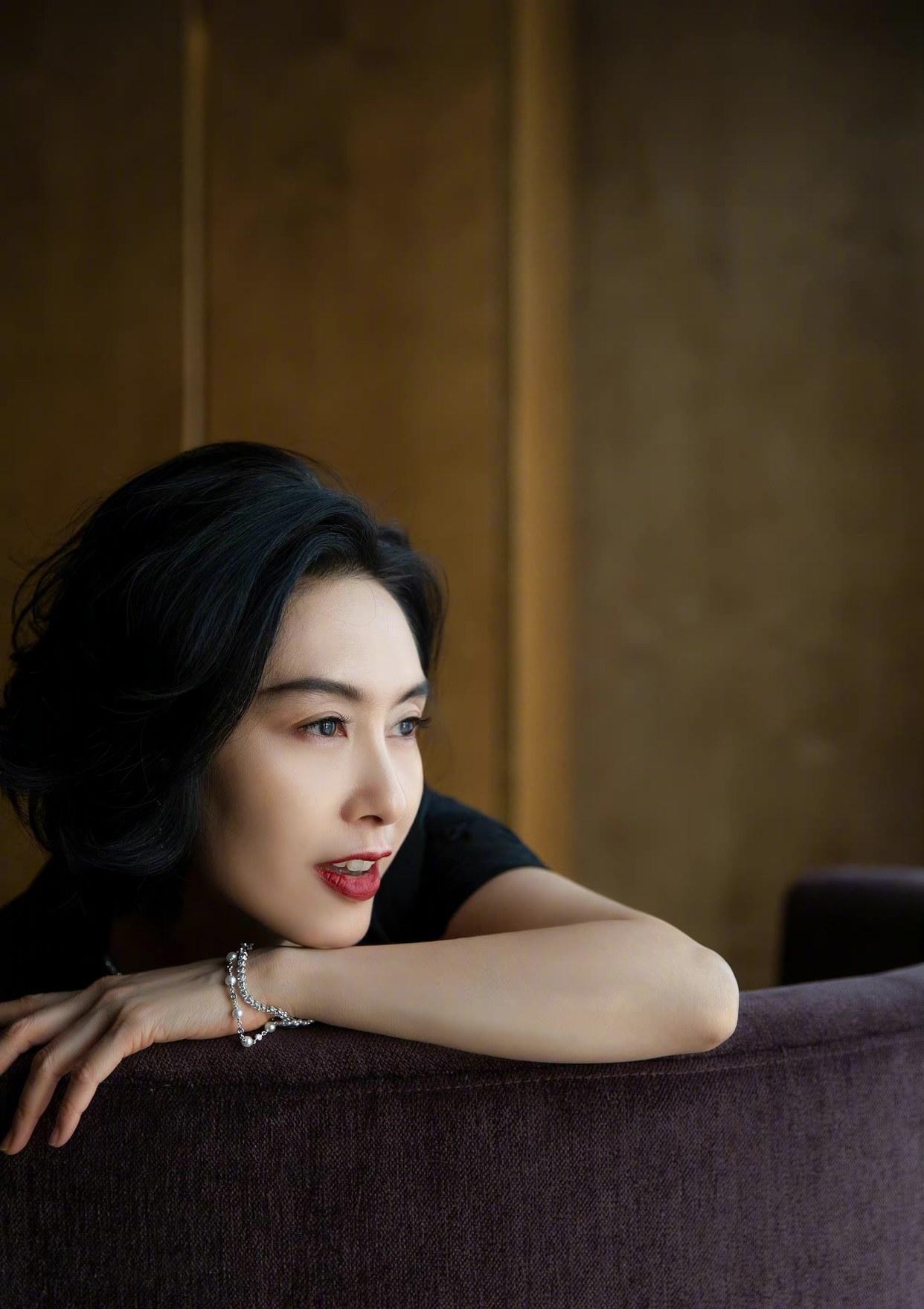 49岁朱茵仍旧那么美黑色流苏长裙配红唇展现曼妙身材