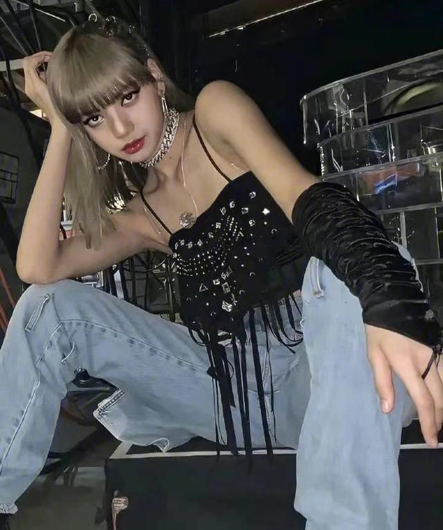 lisa新造型绝了!轻松驾驭粉色头发,"人间芭比"无疑了