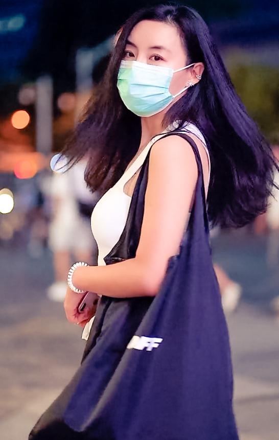 街拍戴口罩的时尚大方小姐姐 她们对穿搭的要求好像都很高