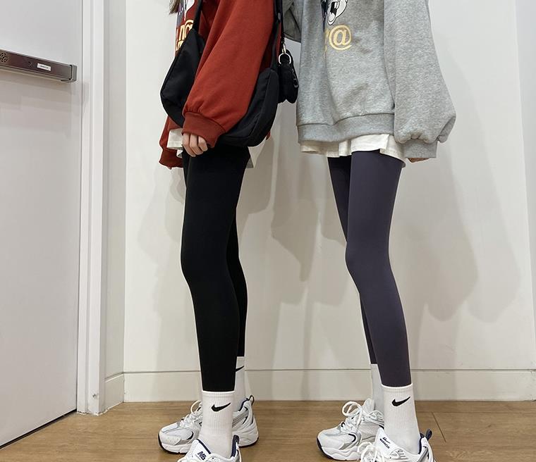 今年最火的一种穿法,叫"袜子裹裤子",温暖时髦,小个子也爱!