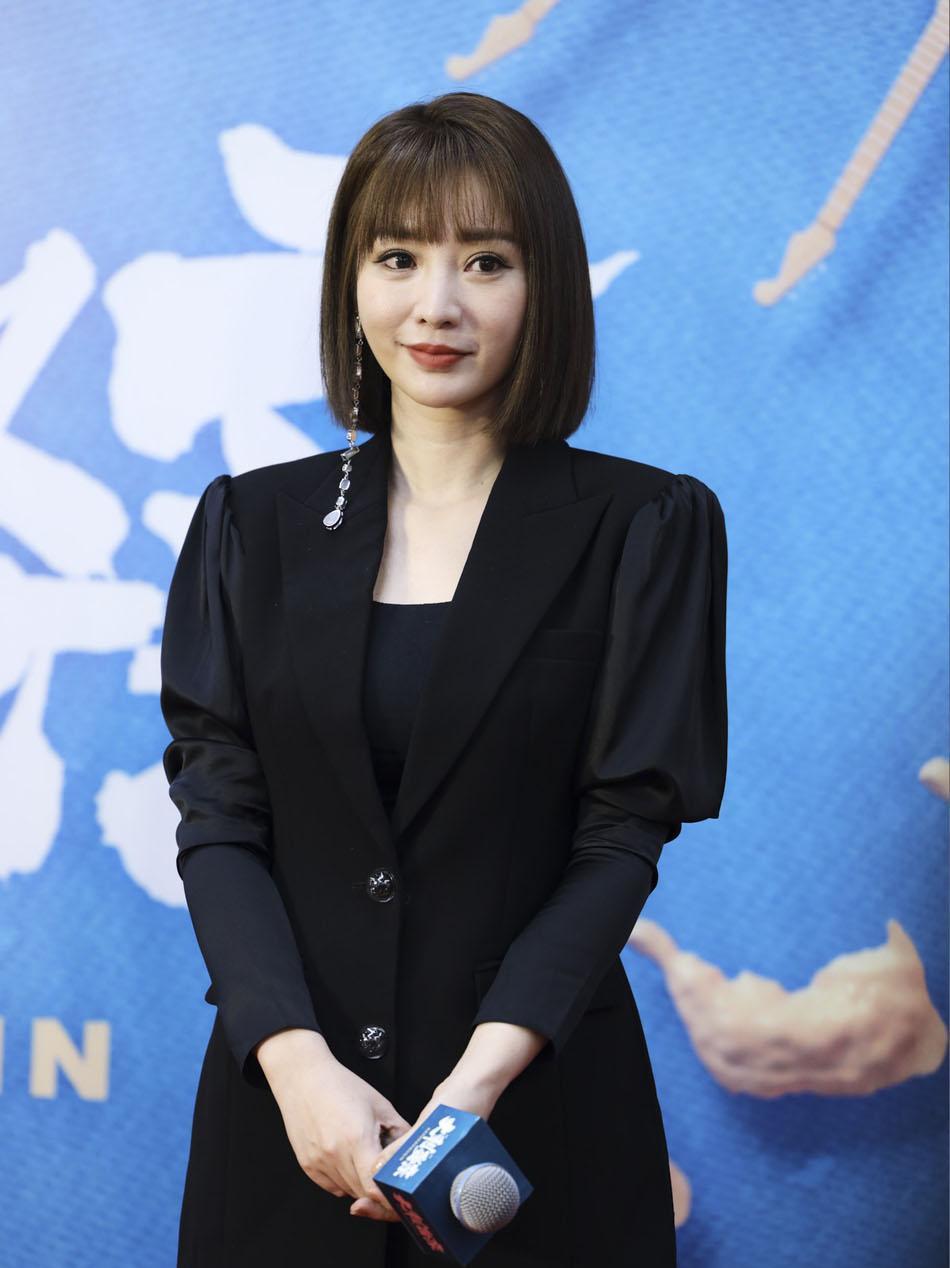40岁柳岩老了,黑西装空气刘海亮相,打扮年轻藏不住眼角皱纹