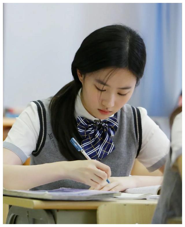 《流金岁月》刘诗诗校服亮相,盘点影视剧学生造型,谁惊艳了你?