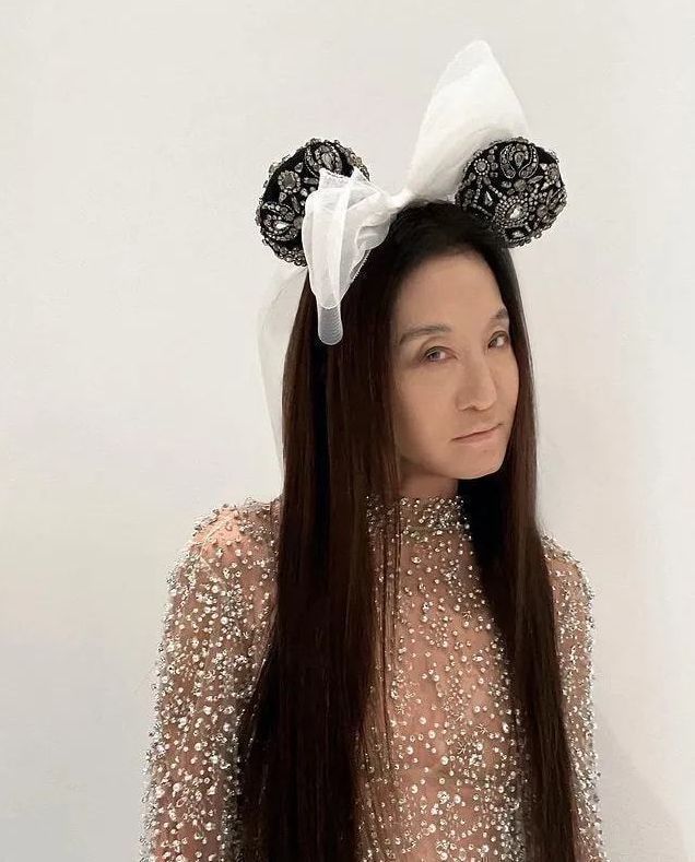 72岁王薇薇不服老?首次挑战米老鼠造型,十级美颜盖不住老态休闲区蓝鸢梦想 - Www.slyday.coM 72岁王薇薇不服老?首次挑战米老鼠造型,十级美颜盖不住老态休闲区蓝鸢梦想 - Www.slyday.coM