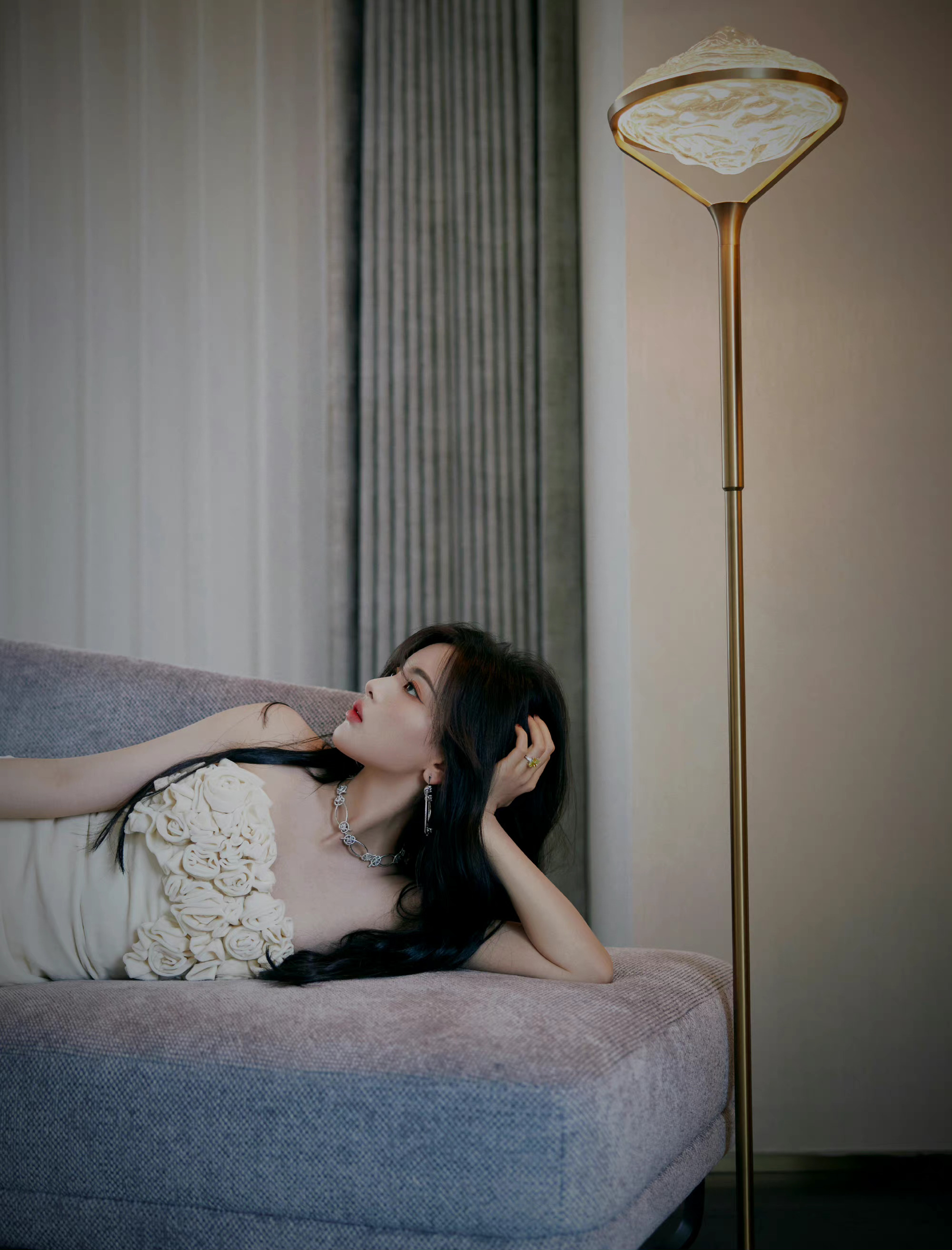 杨超越抹胸白裙光影大片白玫瑰抹胸裙凸显清纯气质