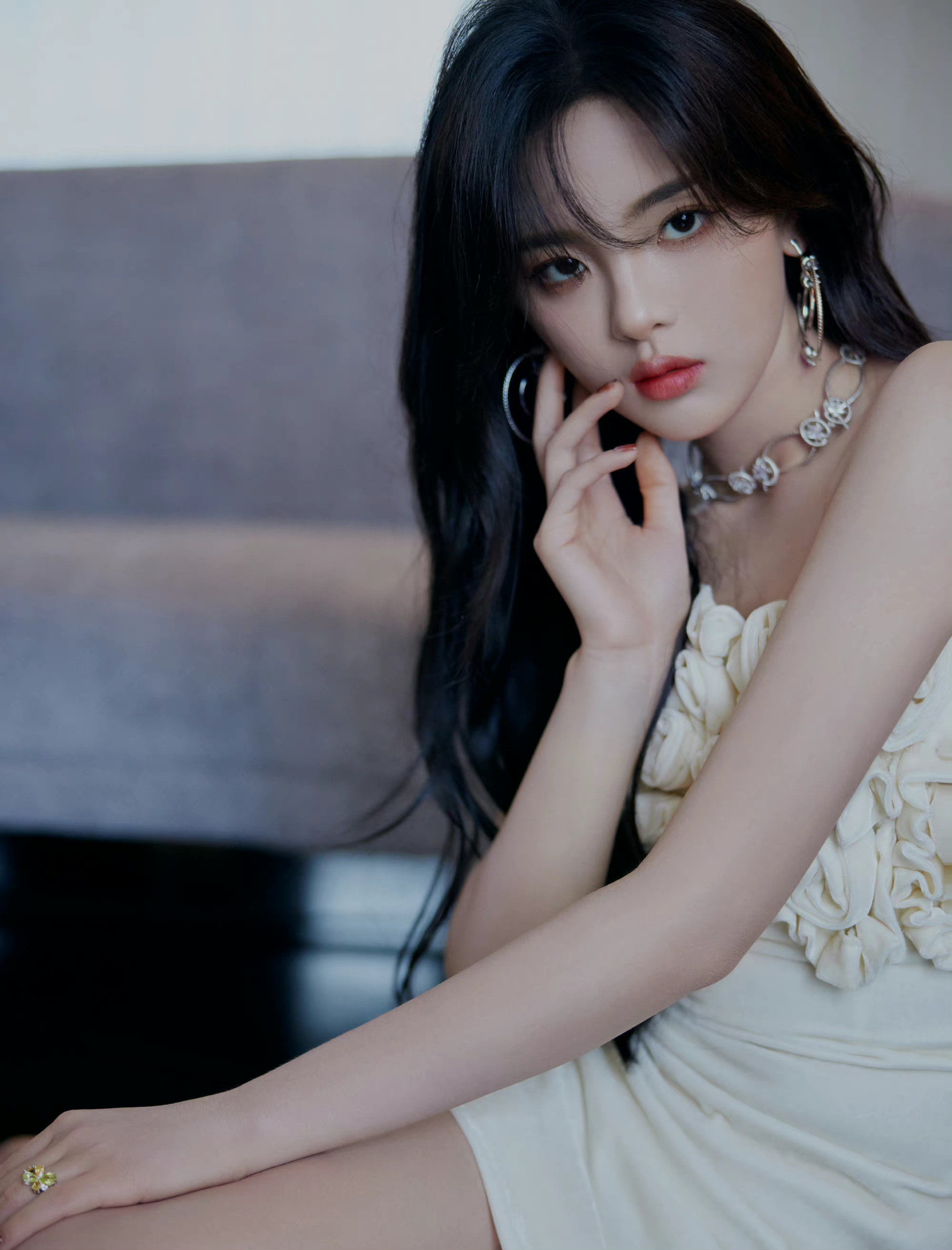 杨超越抹胸白裙光影大片白玫瑰抹胸裙凸显清纯气质