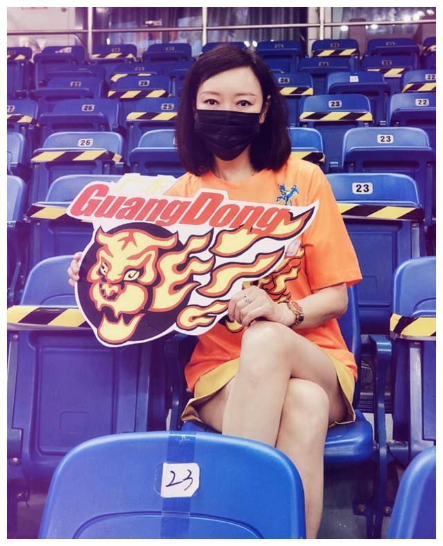 看到这位身材高挑,颜值颇高的胡明轩母亲,外界也亲切地称之为"胡妈妈"