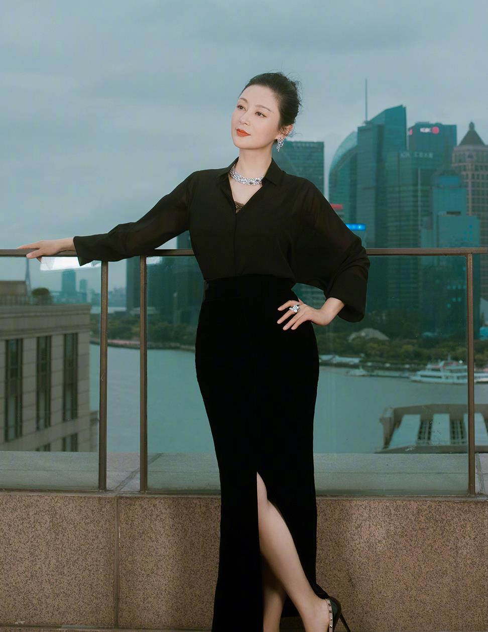 51岁陈红气质惊艳黑皮衣显优越身材镂空勾花配百褶裙真精致