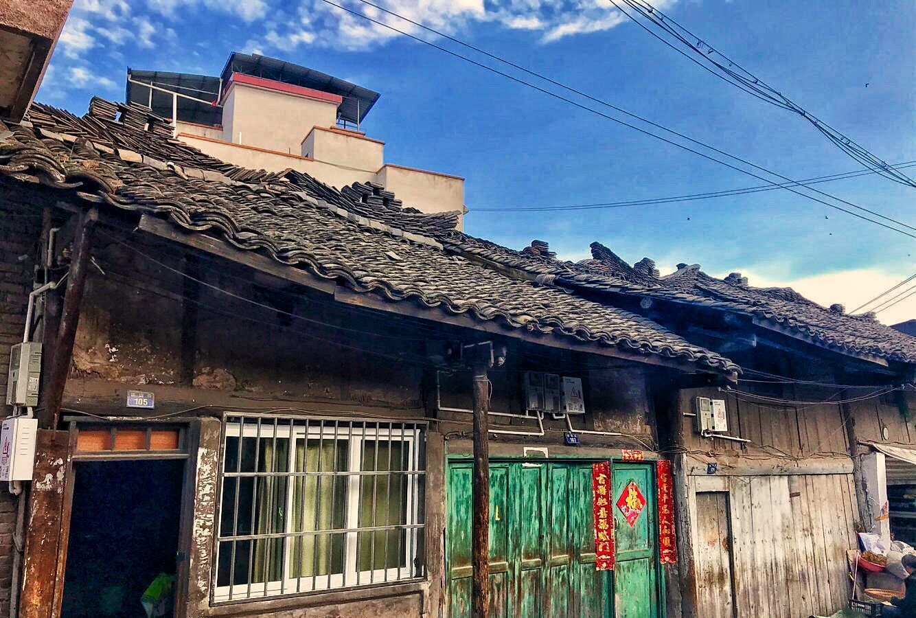 九襄古镇的老街与石牌坊