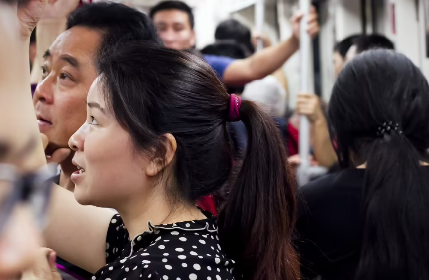 坐大腿还摸胸,3岁男孩抢座干这事!家长拒道歉小孩子懂什么,怨谁？休闲区蓝鸢梦想 - Www.slyday.coM