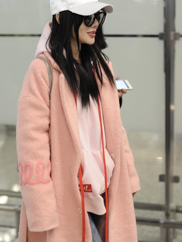 李小璐街拍:粉色短绒大衣搭破洞毛边牛仔裤 浓浓少女味