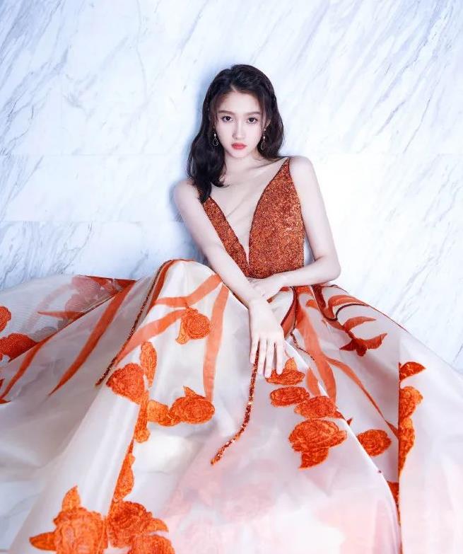 关晓彤才是"人间锦鲤"吧?换上深v纱裙礼服,比仙子还要美几分