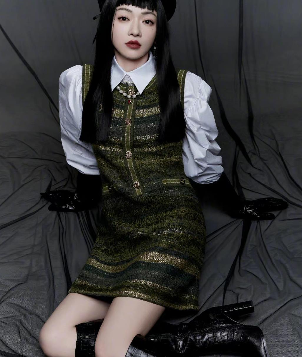 30岁吴谨言又飒又美,接地气时尚穿搭大片,基础款衣柜必备系列!