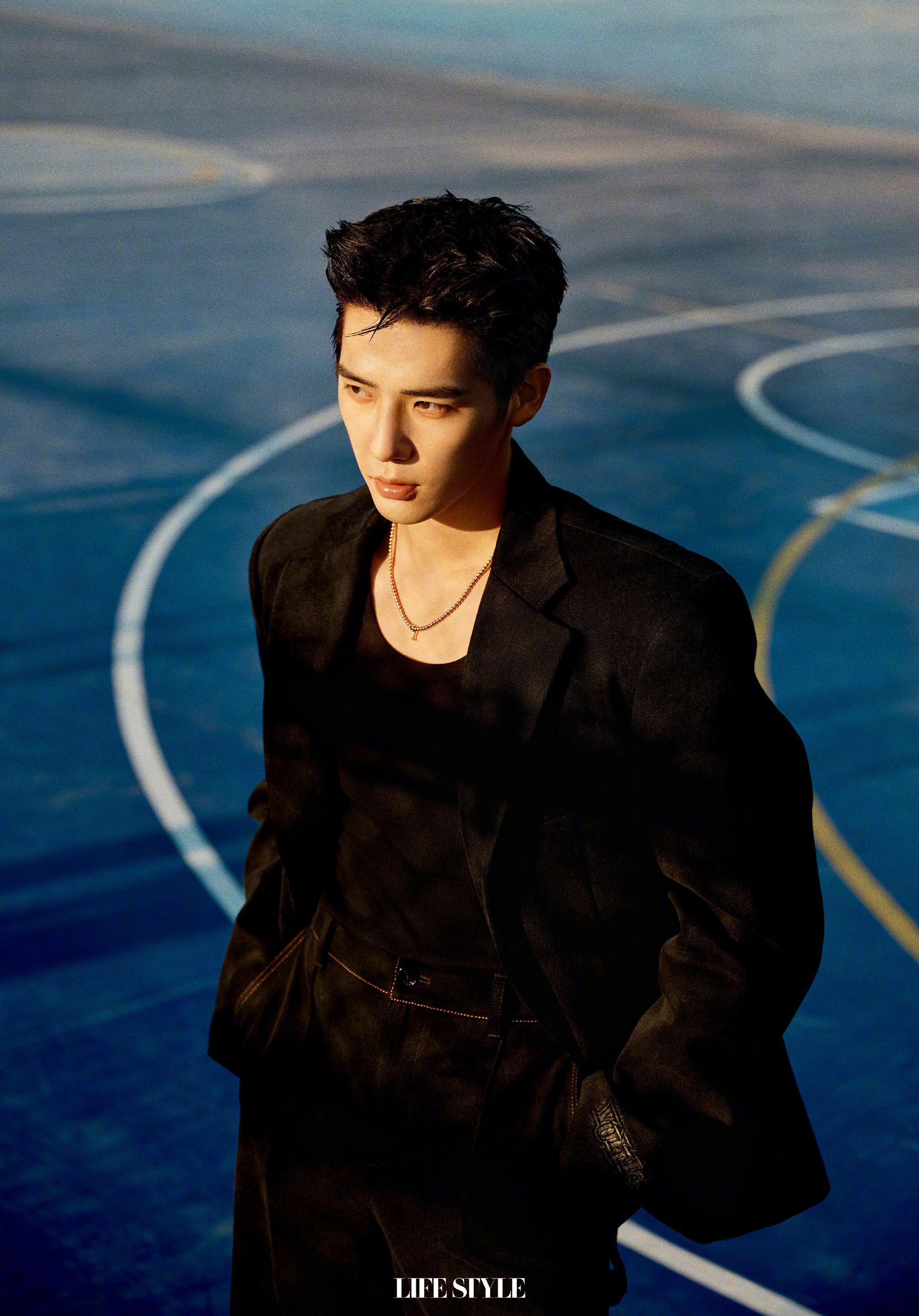 王安宇登上精品购物指南最新封面在落满枫叶的山间打起篮球