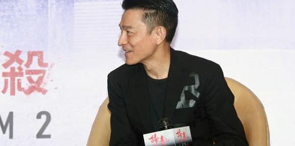 刘德华外穿黑色西装,搭渐变色牛仔裤,59岁还是那么潮!