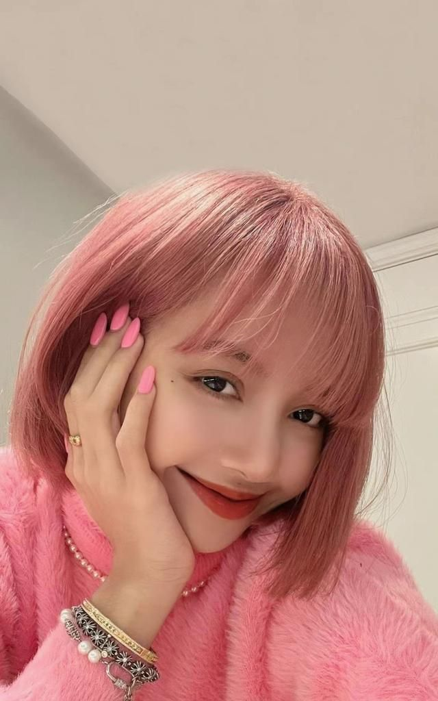 轻松驾驭粉色头发,"人间芭比"无疑了