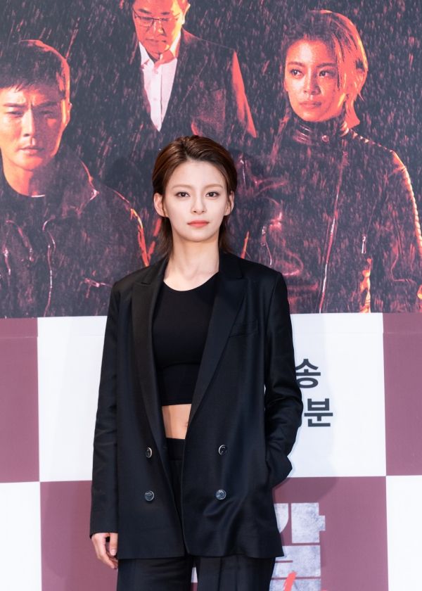 穿上黑色西装的郑慧仁英姿飒爽,气程度就连小鲜肉也自叹不如了_高清