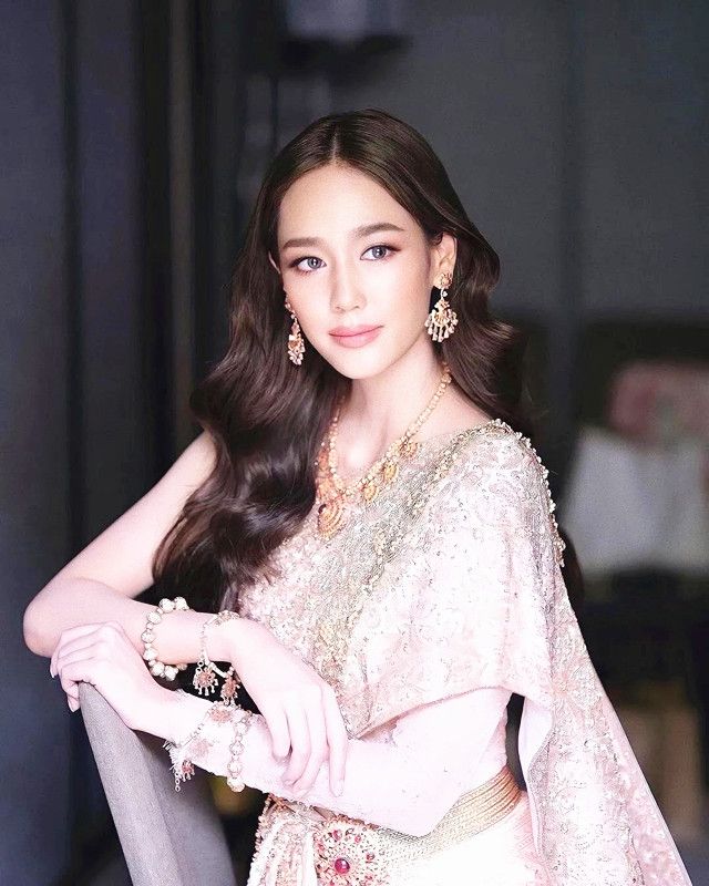 泰国新晋女神pie,明眸善睐气质超绰约,穿华贵泰服演绎公主风