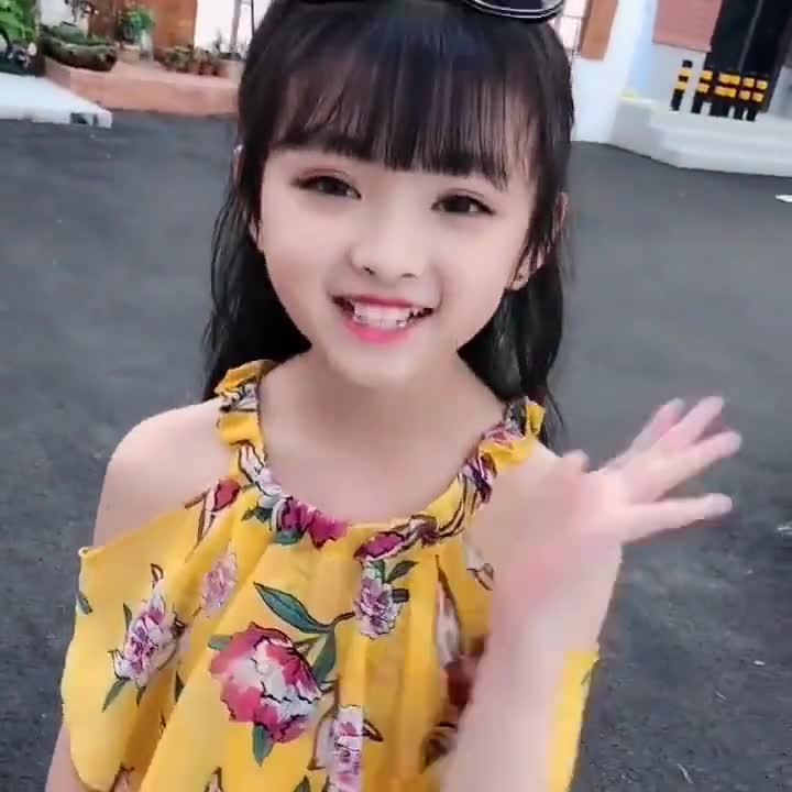 好漂亮的小女孩第一个动作就把我迷住了忍不住多看了3遍