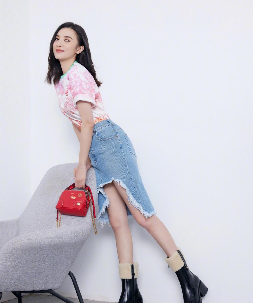 40的宋佳穿粉色依旧有少女感穿短裙秀美腿身材保持得真好