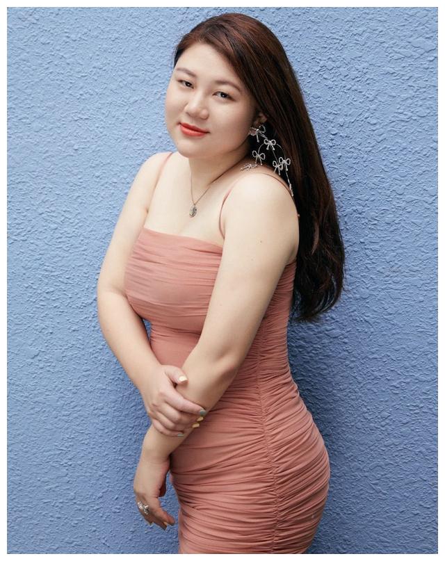 85后富婆杨天真超敢穿!粉色吊带鱼尾裙遮不住肉,表情却迷之自信