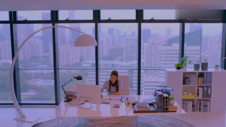 女总裁见办公室没人,放飞自我,不料员工突然出现,气氛秒变尴尬