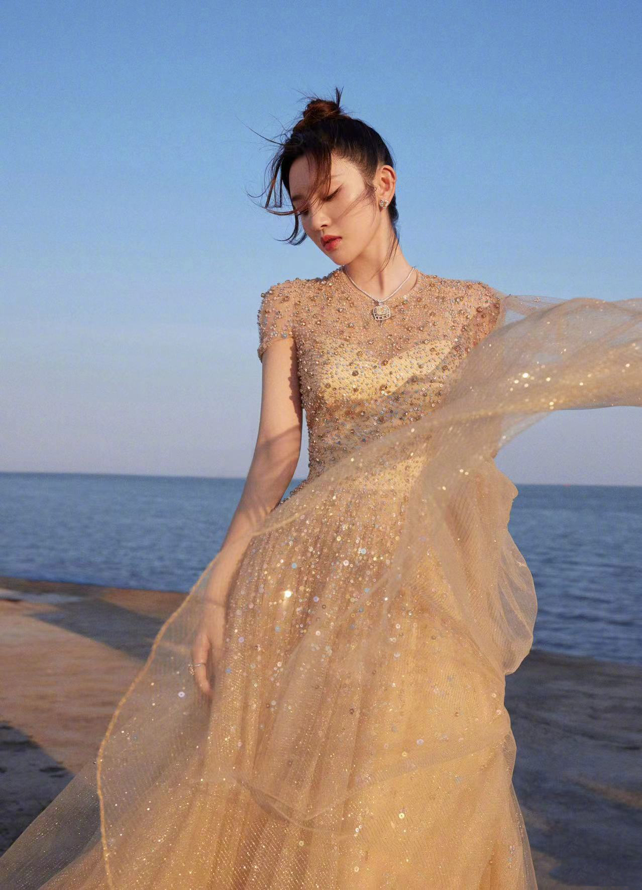 唐艺昕在海边六宫格大片释出身着纱质长裙搭配吊坠项链