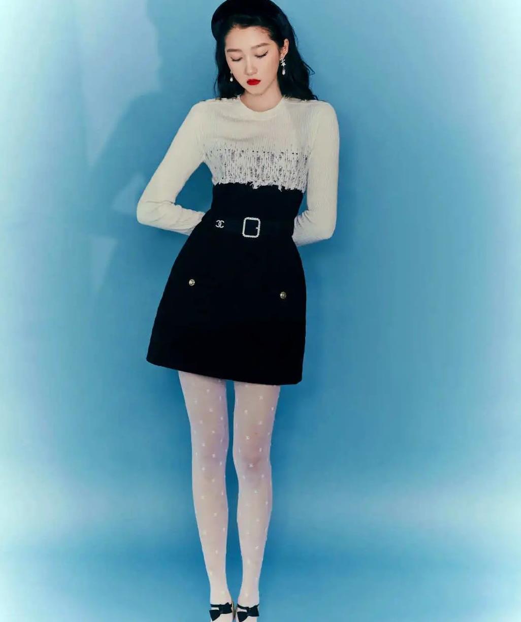 谁说只有黑丝才有女人味关晓彤穿半透白丝袜美腿更加瞩目了