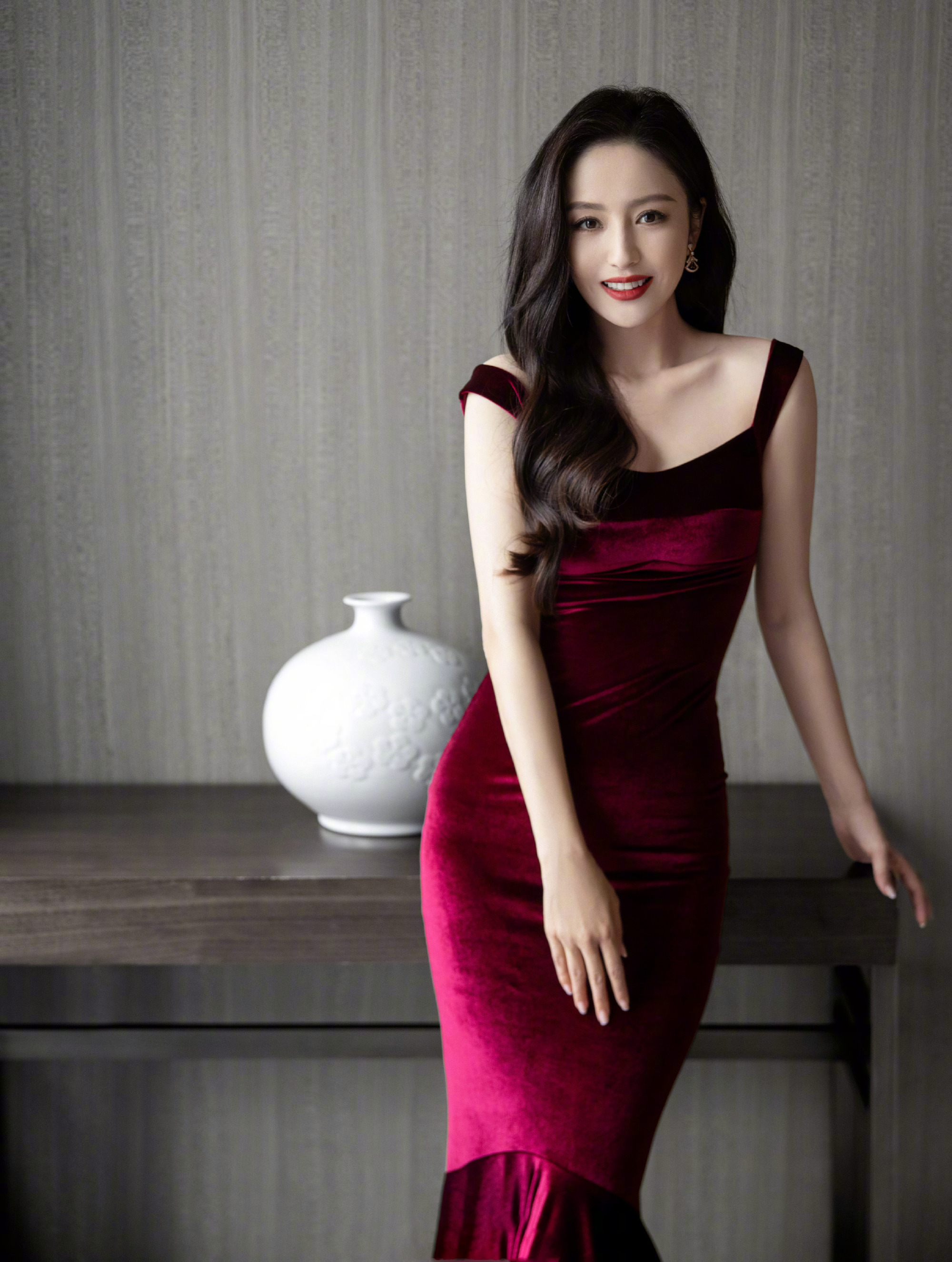 一眼被吸引住了,漂亮女明星谁不喜欢呢～2/ 9佟丽娅参加glass晚宴的