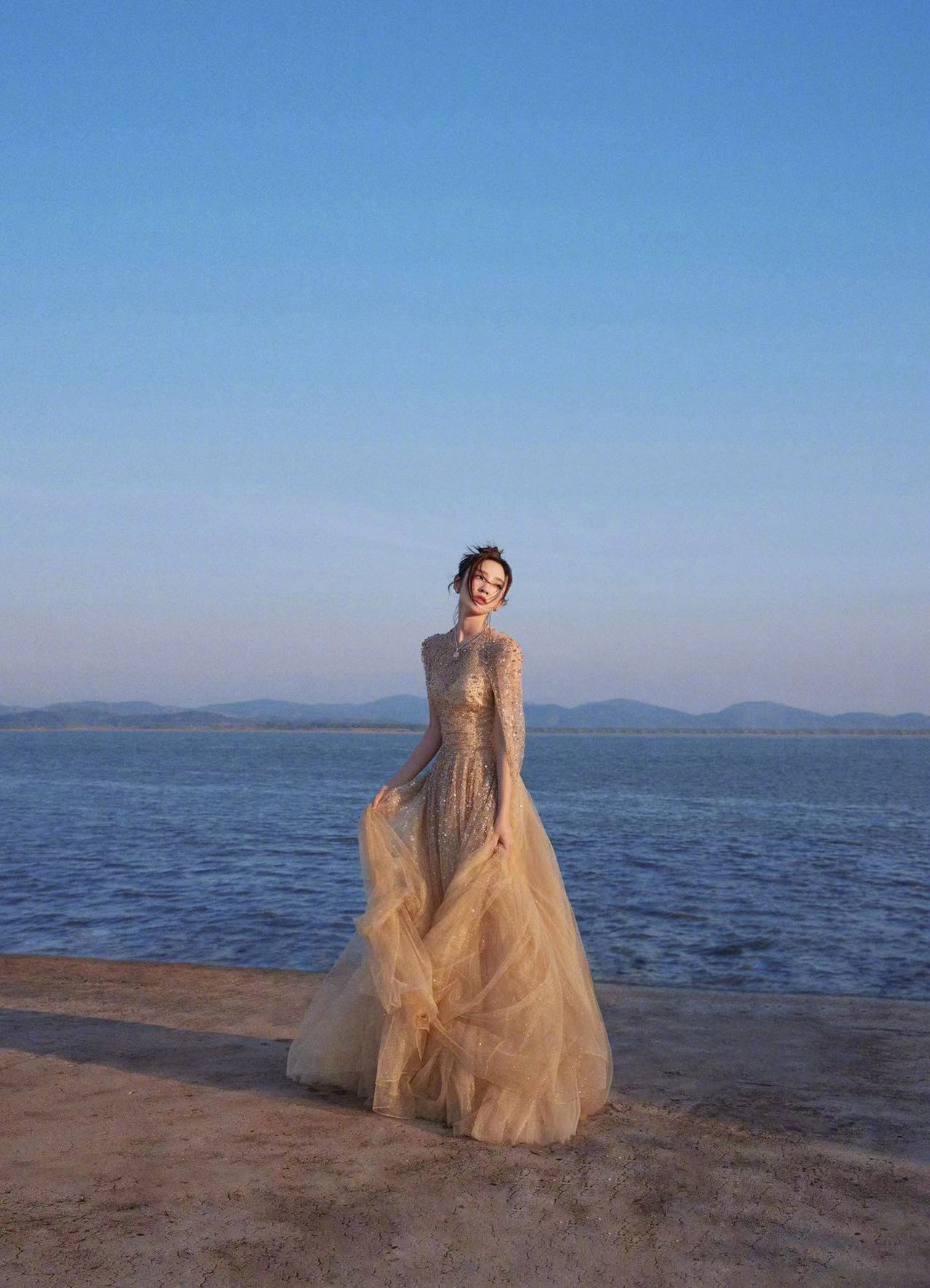 唐艺昕在海边六宫格大片释出身着纱质长裙搭配吊坠项链