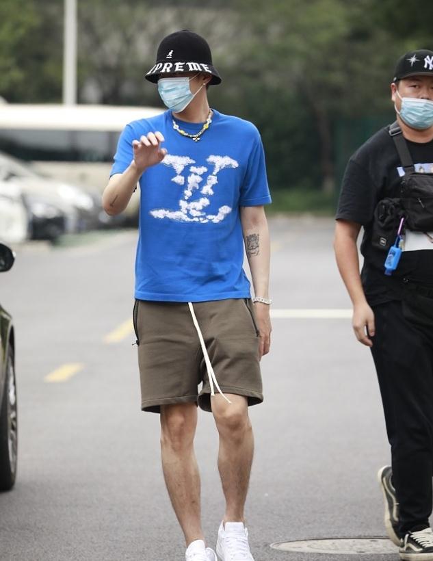 吴亦凡街拍:lv蓝色t恤essentials 青春活力四射_高清图集_新浪网