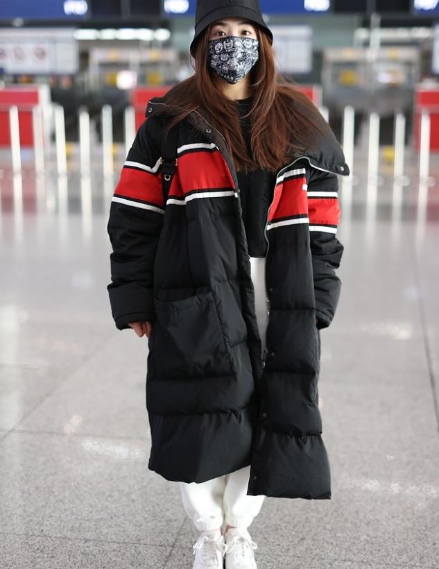 张含韵街拍:ground zero红黑条纹羽绒服八卦刺绣