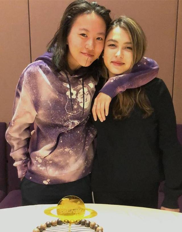 下巴比闺蜜还尖,穿扎染卫衣洒脱性格遗传妈|窦靖童|闺蜜|卫衣_新浪