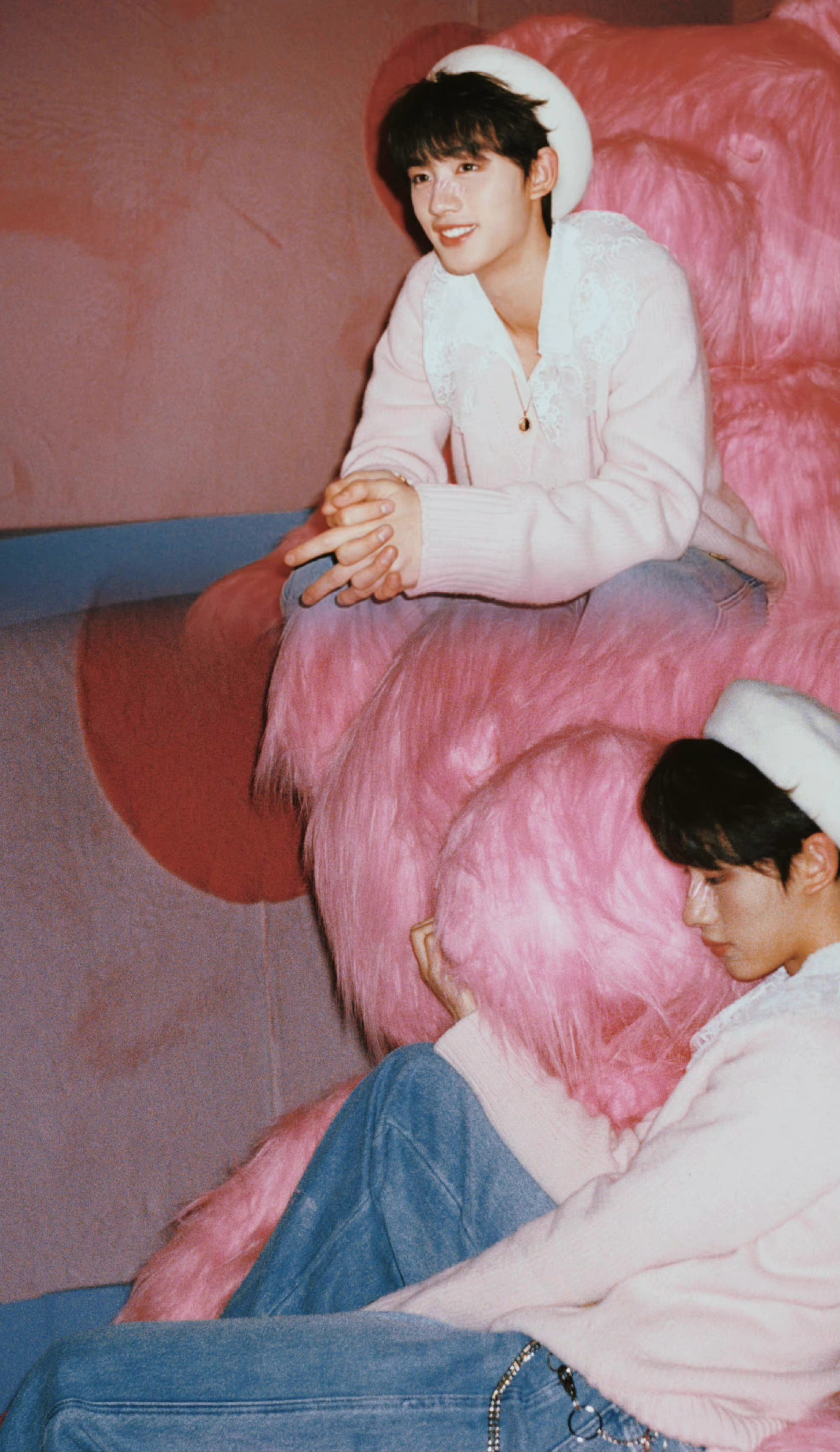 丁程鑫最随拍,粉色毛衣温暖治愈,元气笑容闪耀冬天__财经头条