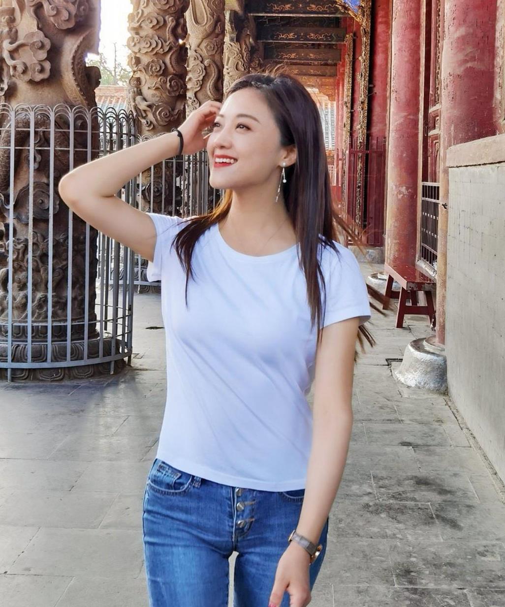 玖月奇迹王小玮单身更时髦,白t配牛仔裤清爽大方,比出道前年轻