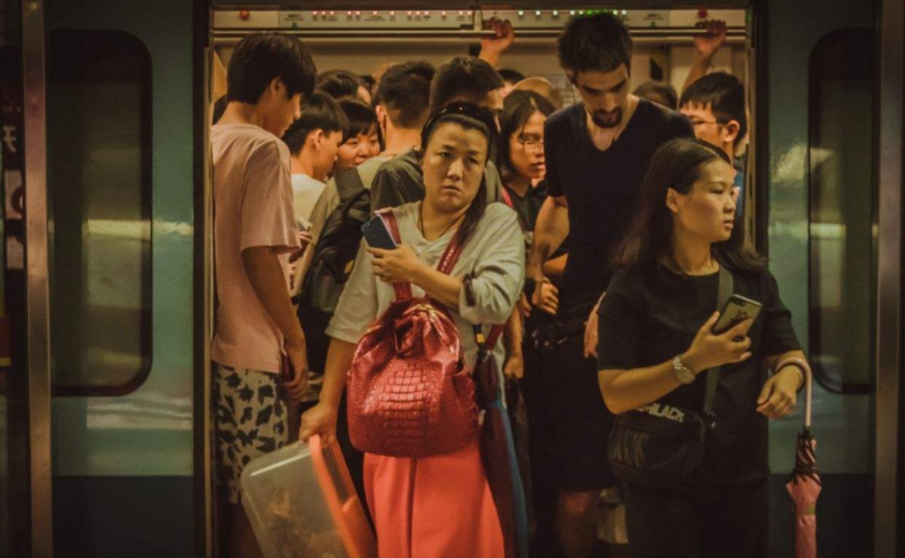 坐大腿还摸胸,3岁男孩抢座干这事!家长拒道歉小孩子懂什么,怨谁？休闲区蓝鸢梦想 - Www.slyday.coM