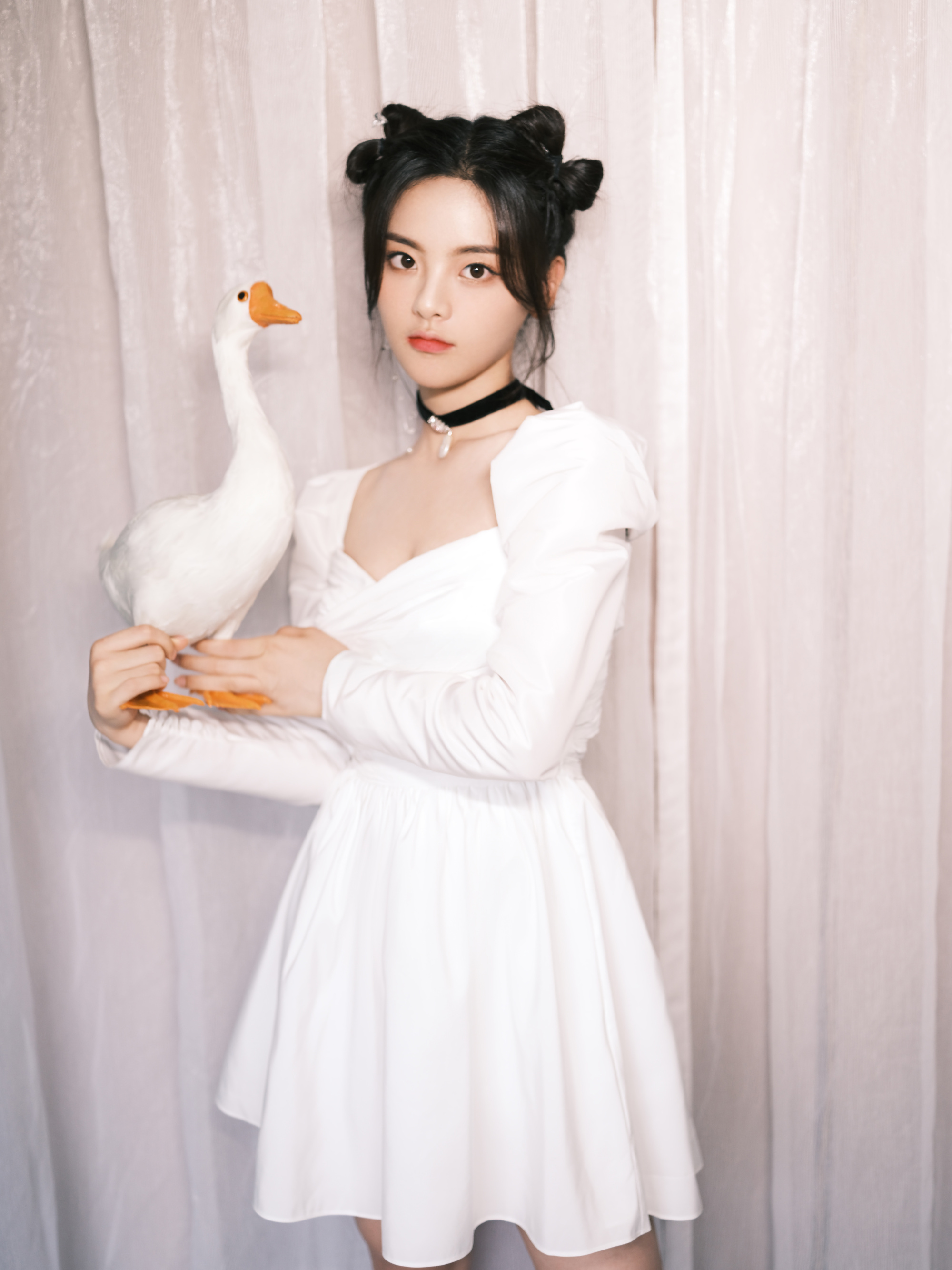 杨超越线上活动造型,身穿self-portrait白色泡泡袖连衣裙