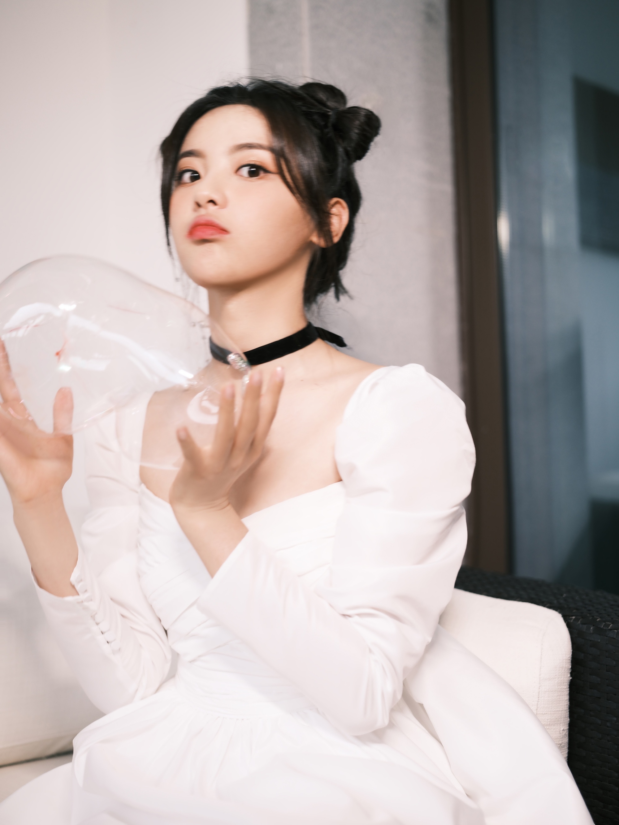 杨超越线上活动造型,身穿self-portrait白色泡泡袖连衣裙