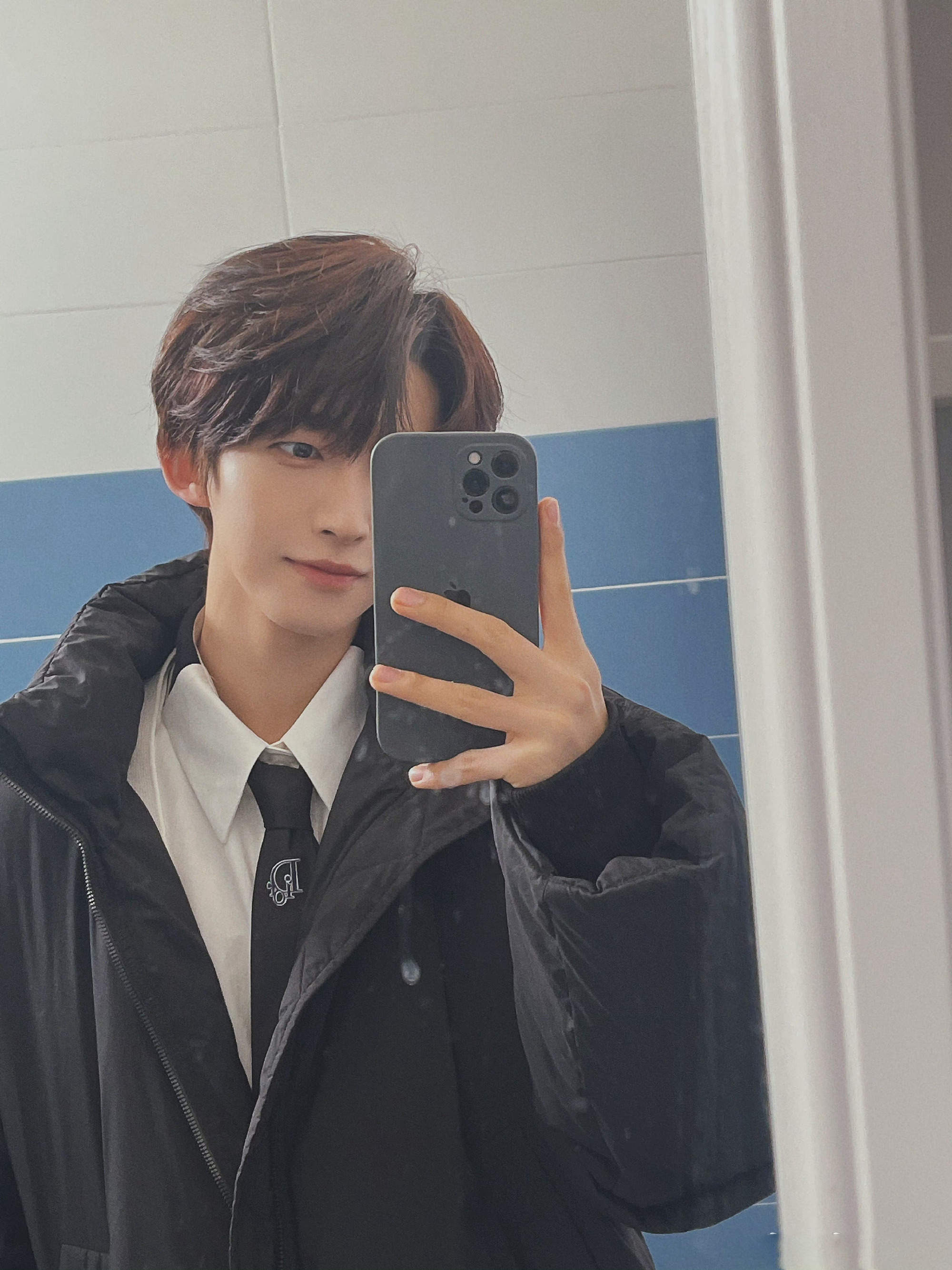 刘宇分享对镜自拍四宫格黑色羽绒服内搭衬衫77领带