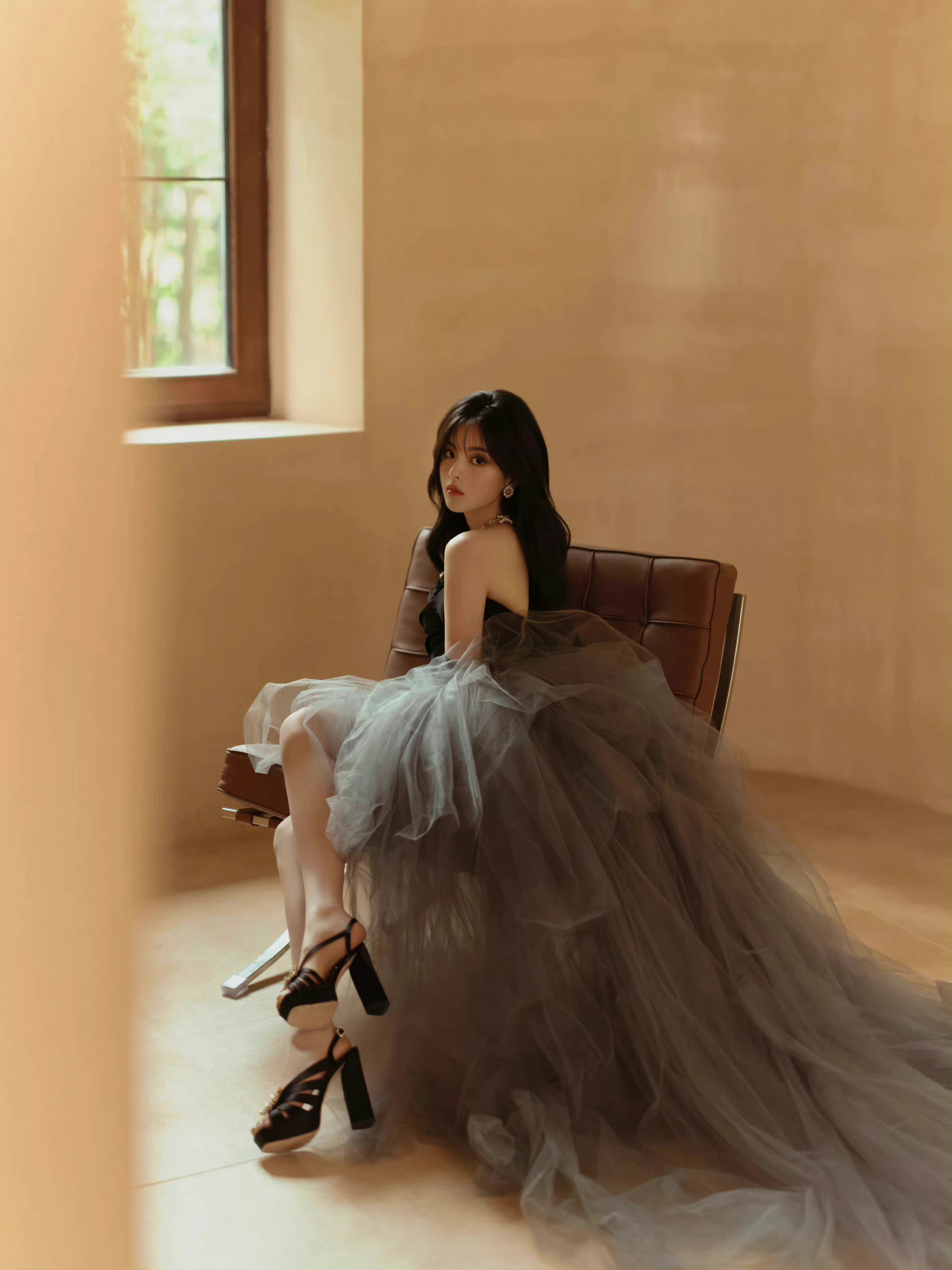 杨超越出席微博视界verawang2021雾霭蓝抹胸礼服配黑手套