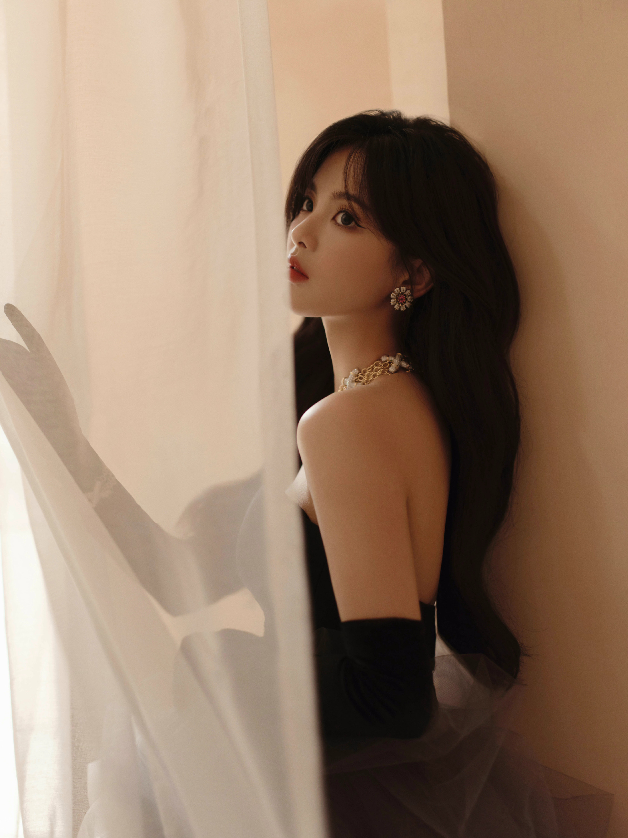 杨超越出席微博视界verawang2021雾霭蓝抹胸礼服配黑手套