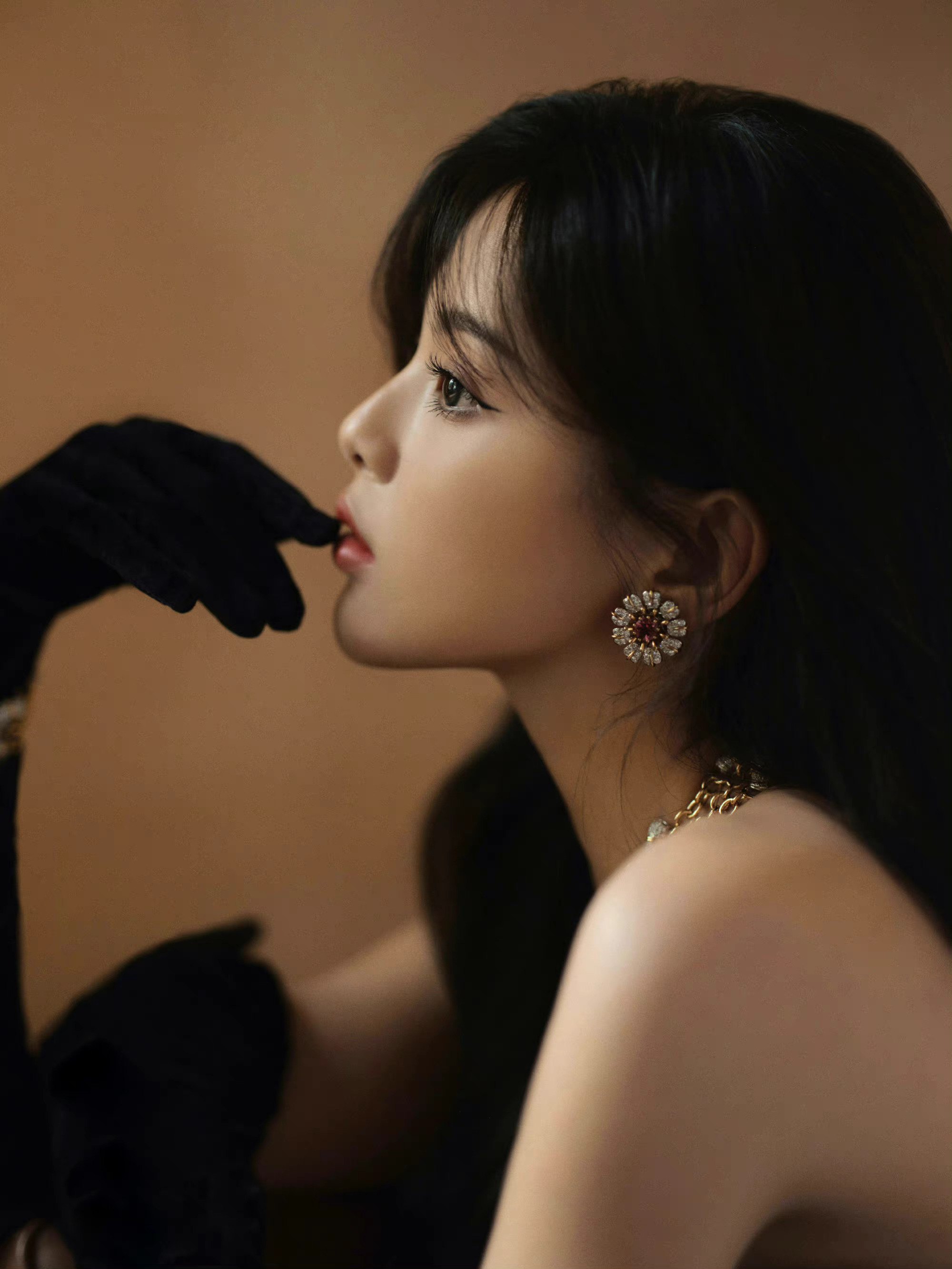 杨超越出席微博视界verawang2021雾霭蓝抹胸礼服配黑手套