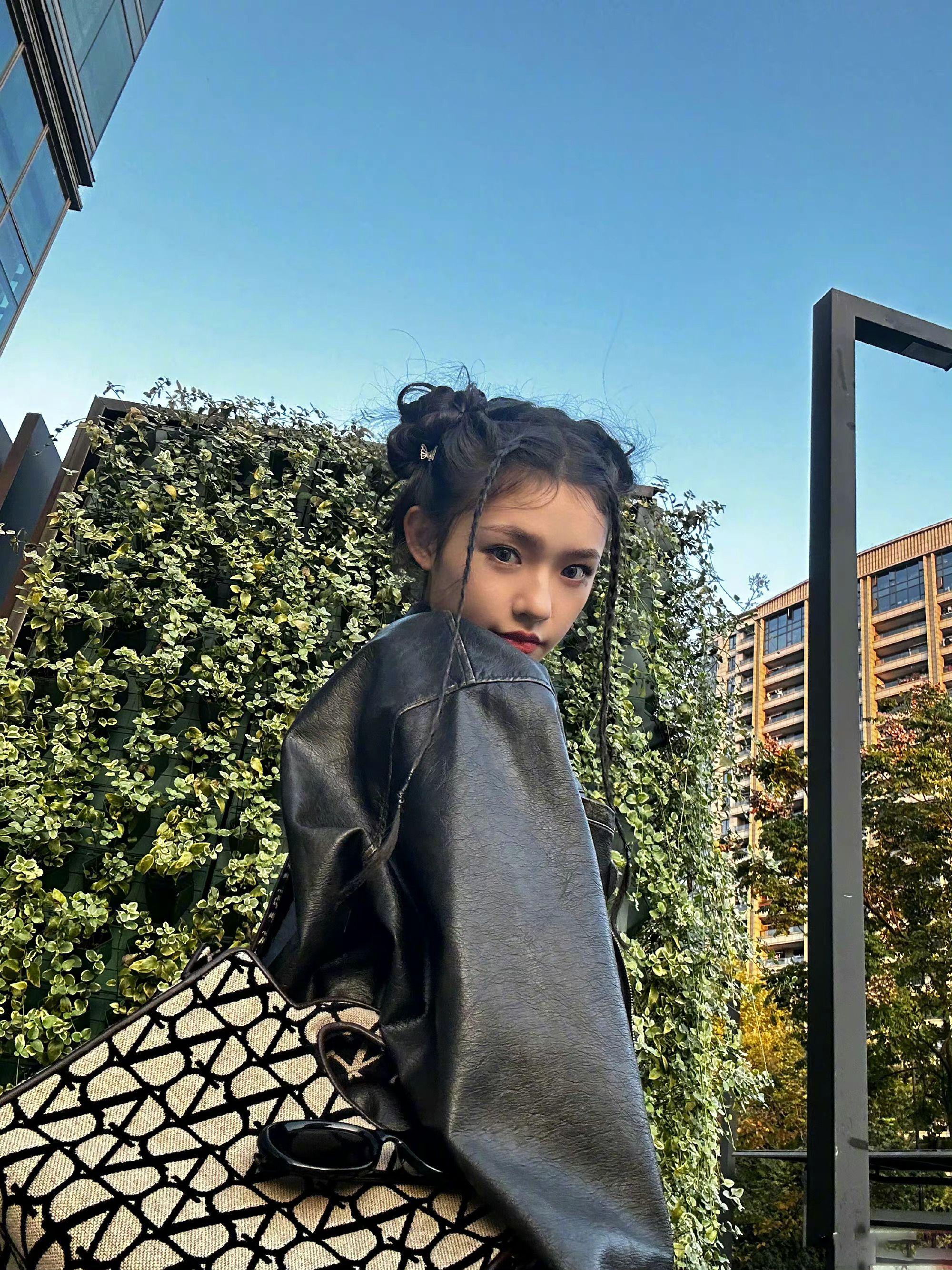 林允的冬日库存照来啦丸子头的机车造型又可爱又酷