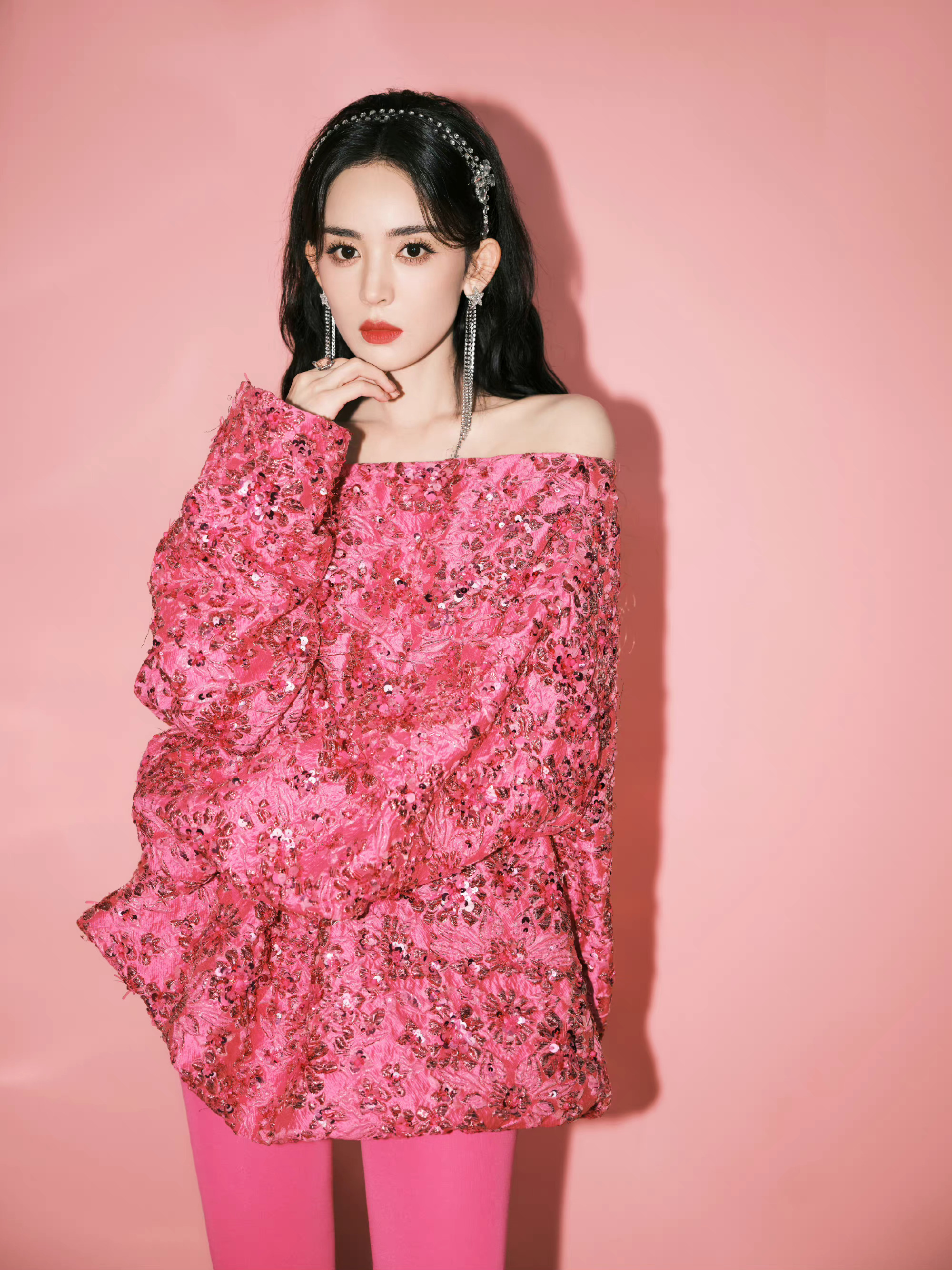 古力娜扎身着粉色亮片公主裙,梦幻色系唯美写真,满满的少女情怀