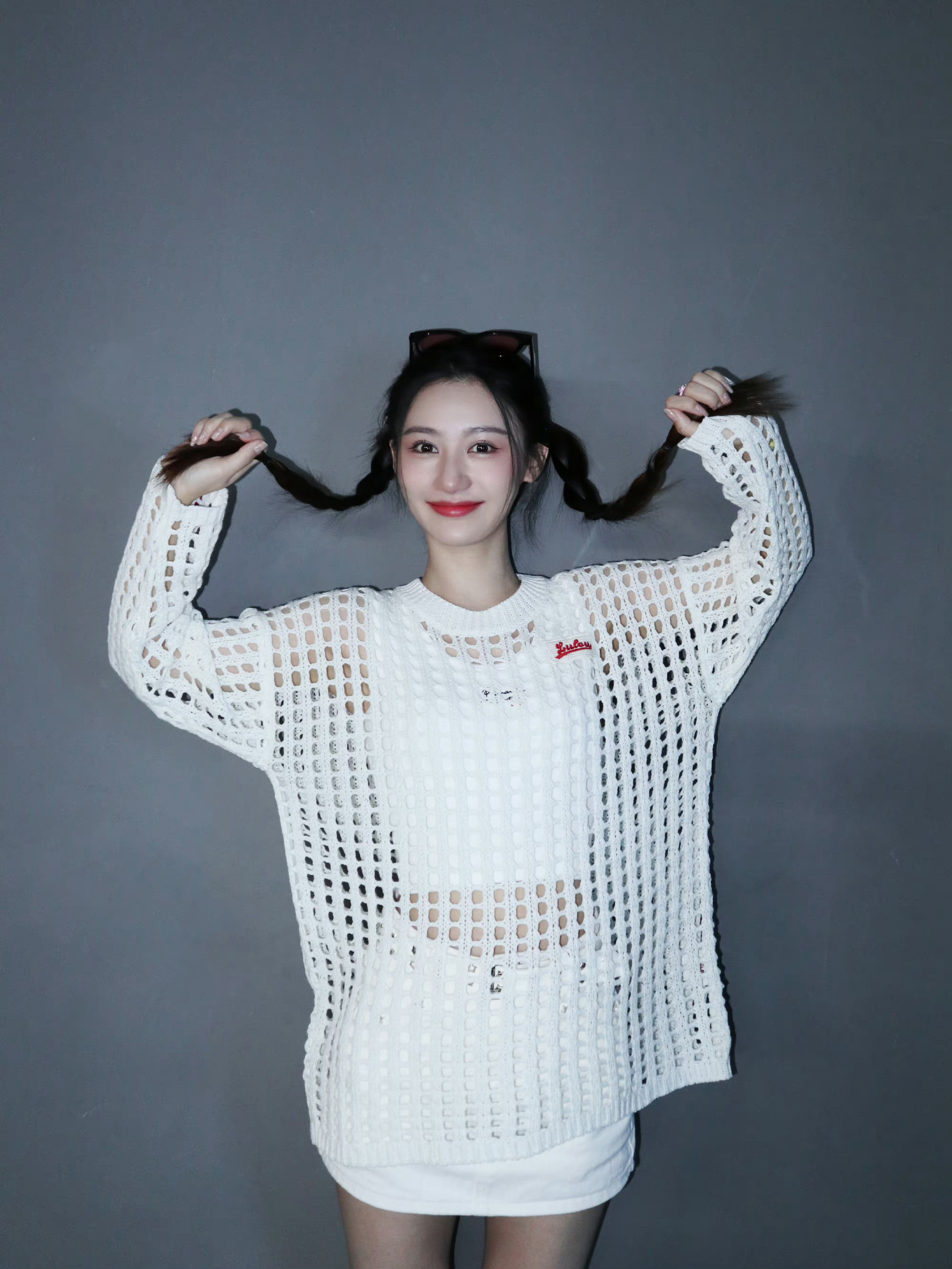 何宣林假期随拍白色镂空针织休闲穿搭可可爱爱双马尾运动少女